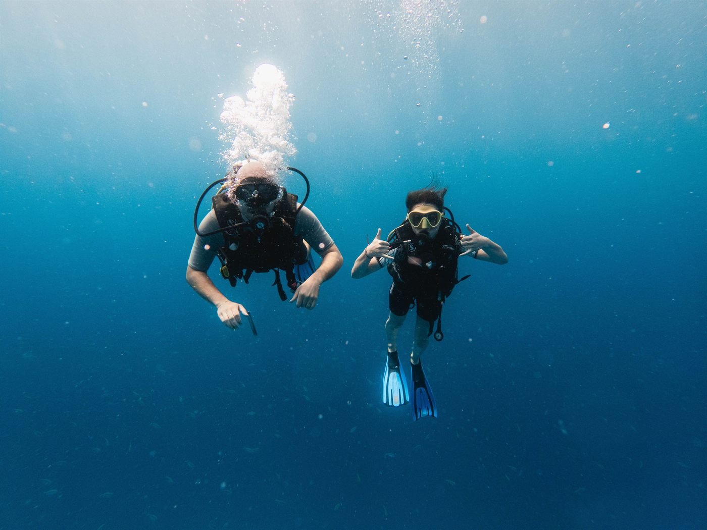Instruktor taucht gemeinsam mit einem Junior Diver über dem Riff